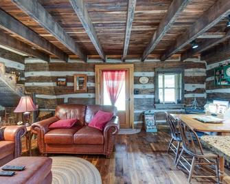 Cozy Cabin Near Nashville, Tn ~ Surrounded By Beautiful Farmland - Gallatin - Living room