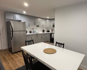 Cozy 2 bedroom basement in Fort Sask. Scenic trails & riverbanks just mins away. - Fort Saskatchewan - Cocina