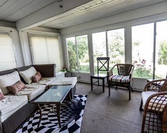 Pet Friendly Huge Lake Front Home with Stunning Views - Round Lake - Living room