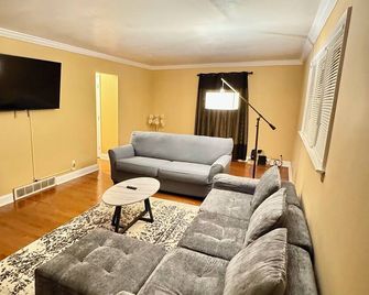 Cozy house for small or big group in Bridgeport WV - Bridgeport - Wohnzimmer