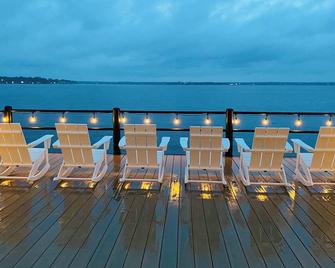 Lakeside Getaway - fire pit, paddle boards, canoes, ping pong - Mabank - Balcony