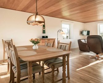 4 person holiday home in Ærøskøbing-By Traum - Ærøskøbing - Dining room
