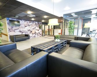 Forenom Hostel Espoo Otaniemi - Espoo - Lounge