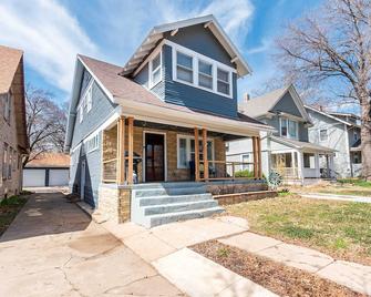 3 Bed 2 Bath by College Hill w Fitness Room - Wichita - Building