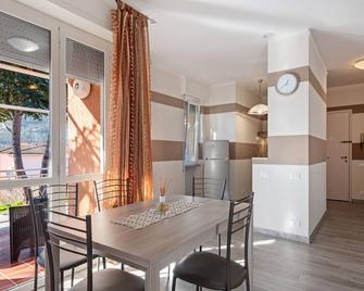 Restful Holiday Home in Fiumaretta With Terrace - Bocca Di Magra - Comedor