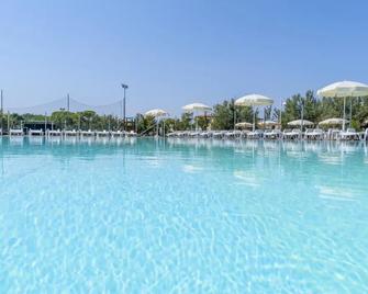 Adamo Ed Eva Resort - 努馬納 - 游泳池