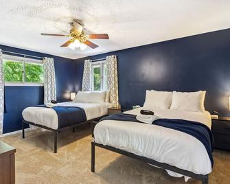 Spacious Family Getaway- Salt Water Pool & Hot Tub - Lyndhurst - Bedroom