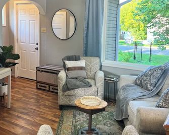 Bright Little Getaway - Fenced in Yard - Thief River Falls - Sala de estar