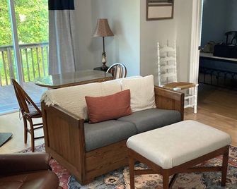 Charming 2-BR cottage in Galax with WiFi, AC. Close to Blue Ridge Parkway - Galax - Living room