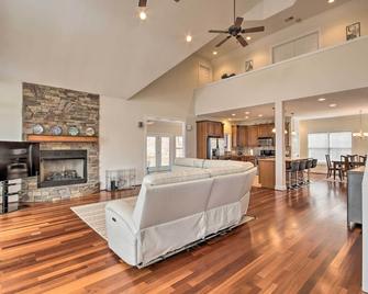 Dreamy Ridgeway Home with Grill on Lake Wateree! - Ridgeway - Living room