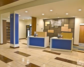 Holiday Inn Express & Suites Port Huron By IHG - Port Huron - Front desk