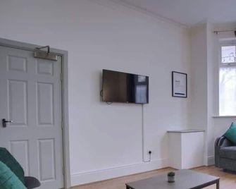 6 Bed Manchester Home Sleeps 18 Free Parking - Mánchester