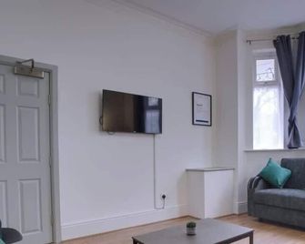 6 Bed Manchester Home Sleeps 18 Free Parking - Mánchester