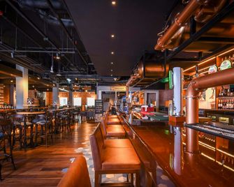 Premier Inn Dubai Investments Park - Dubai - Bar