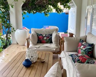 Luxueuse Villa - Jardin - Piscine - Jacuzzi - 3min du lagon - La Saline-les-Bains - Patio