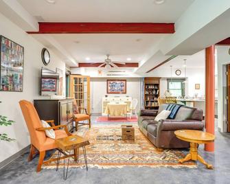 Jasper Apartment w/ Patio & Creek Access - Jasper - Huiskamer