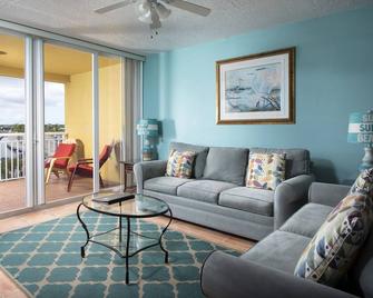 Flamingo Retreat-waterfront 2BR 2BA condo w/ pool & boat slip - Key West - Salon