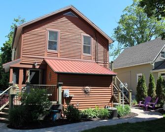 Newly Renovated Cozy Efficiency - South Haven - Будівля