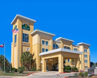 La Quinta Inn & Suites by Wyndham Pearsall - Pearsall - Building