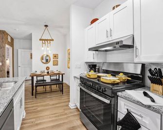 Resort Style Luxury 1st Floor ADA Accessible Apartment with Pool, Gym, and More! - Yulee - Kitchen