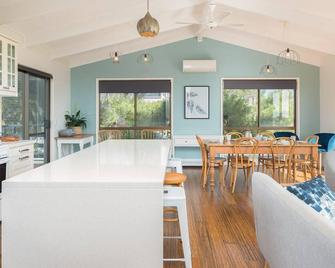 Beulah - sleeps up to 8 - Ventnor - Dining room