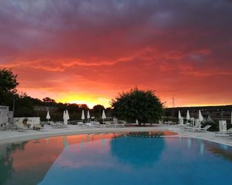 馬薩爾利亞托里切拉酒店 - 阿爾貝羅貝洛 - 游泳池
