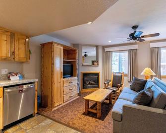 Olympic Valley Mountain Retreat! Outdoor Spa Tub, Full Kitchen, Free Parking! - Olympic Valley - Living room