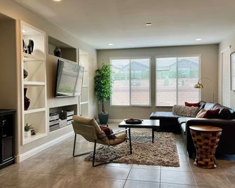 Gorgeous Home In Gated Community For You - Marana - Living room