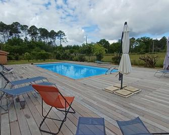Tout Confort, Jaridn 1.5hectar Cloturé, Piscine Et Tennis Privé, Parking, Calme - Préchac - Piscina