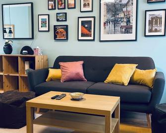 Delightful 2 bedroom house in Bath with private parking garden WiFi & easy access to city centre - Bath - Salon