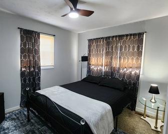 Charming 2-bedroom townhome in delightful Proctorville with AC, WiFi - Proctorville - Bedroom