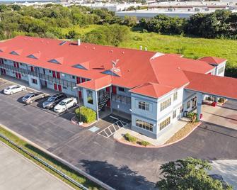 Quality Inn and Suites I-10 near Fiesta Texas - San Antonio - Building