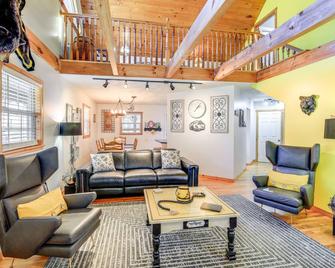 Tranquil Mountain Getaway in Troutdale: Game Room! - Troutdale - Sala de estar