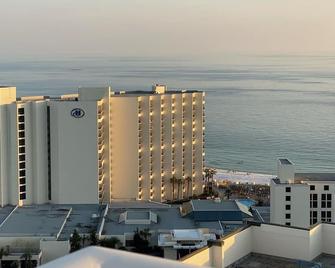 Ocean View Luxurious Condo-Best Location + Balcony - Miramar Beach - Edificio