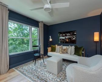 Hot Tub Nestled in the Forest w Chef s Kitchen - Canton - Sala de estar