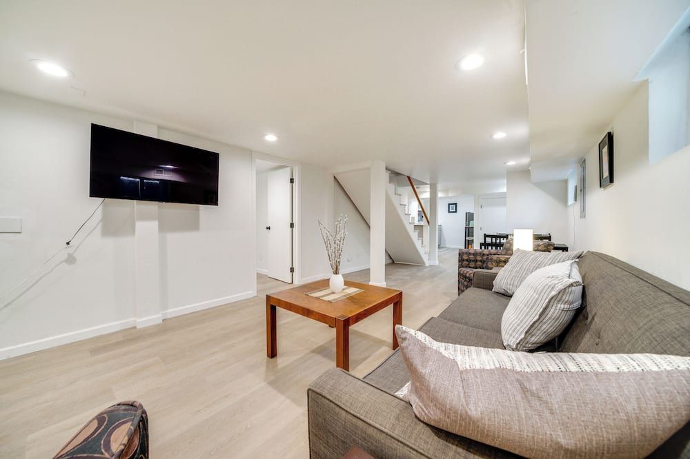 Remodeled Maple Leaf Basement Apt! 7 Mi to Seattle - Seattle - Sala de estar