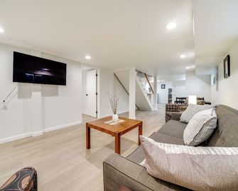 7 Mi to Dtwn Seattle: Spacious Guest Suite - Seattle - Living room