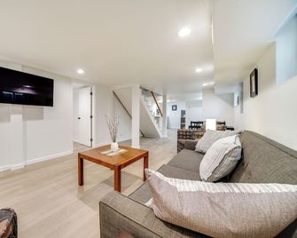 Remodeled Maple Leaf Basement Apt! 7 Mi to Seattle - Seattle - Sala de estar
