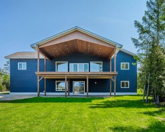 Luxury Lakefront Escape W Games Room - Lion's Head - Building