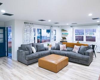 3 bedroom 2 bath private house,walkable to restaurants, shops, and breweries. - Bishop - Living room