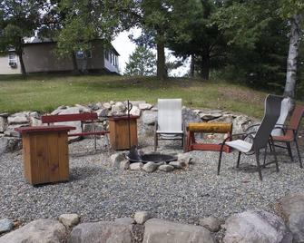 Beautiful 2-bed lakeside cabin on private pristine 100+ acre lake - Pine River - Patio