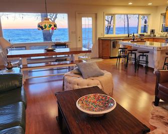 Dreamcatcher Lake House - Pelee Island - Living room
