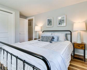 Hillsboro Hideaway with Private Hot Tub and Bunkhouse! - Hillsboro - Bedroom