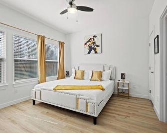 The Rockstar Retreat - Denison - Bedroom