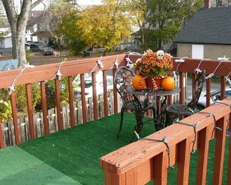 Cozy, comfortable and conveniently close to historic downtown Stroudsburg! - Stroudsburg - Patio