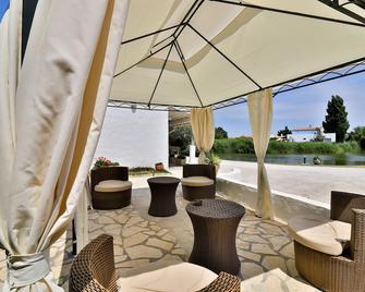 أوتل ليه ريزير - سانت- ماري-دو-لا-مير - شرفة مرصوفة