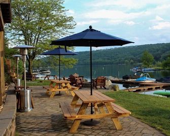 Lakefront Lodge - McHenry - Patio