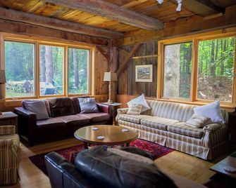 The Barn - A Unique Gathering Place - Wakefield - Living room