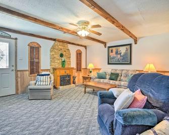Charming Ingram Home w/ Yard & Furnished Patio! - Ingram - Living room