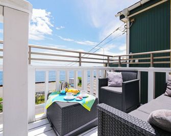 Moon road Oceanfront Villa with Traditional Japanese wooden bath Dry sauna / Yokosuka Kanagawa - Yokosuka - Balkon